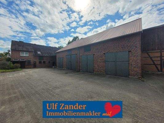 Die Nebengebäude sind alle vermietet.