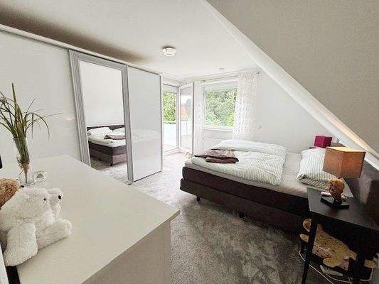 Schlafzimmer, Bild 2 - Zugang zum Balkon.jpg