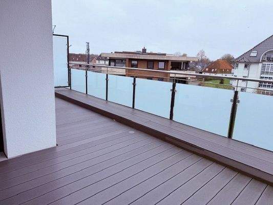 Große sonnige Terrasse