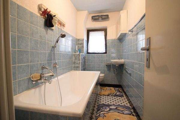 Kleines Bad im Obergeschoss links