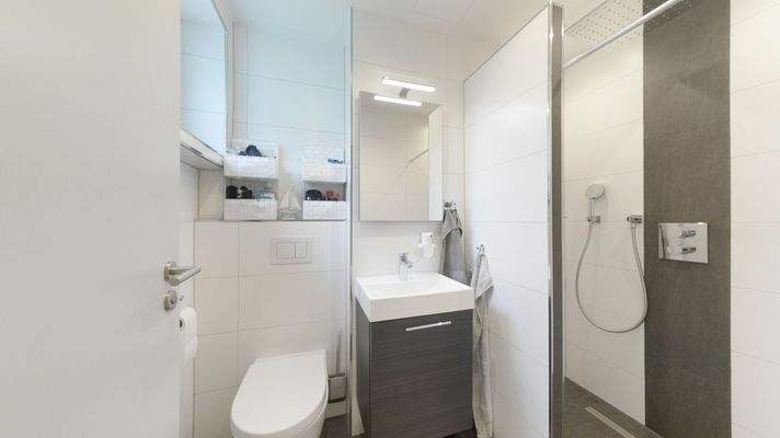 Badezimmer mit Dusche