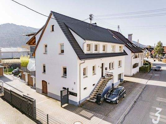 Außenansicht gesamtes Zweifamilienhaus