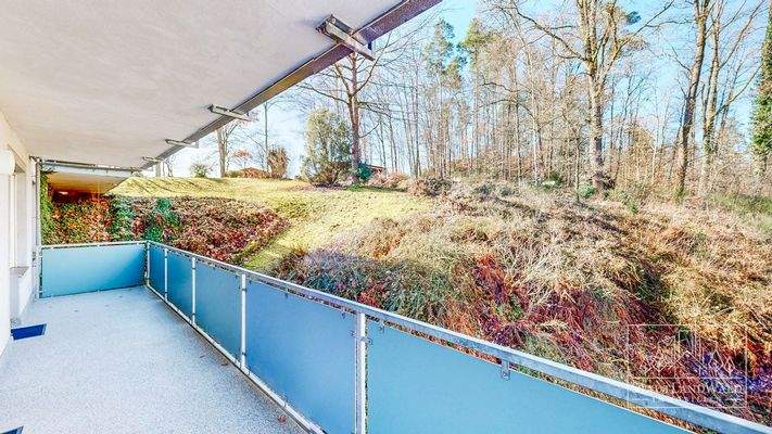 Balkon mit Blick in den Wald