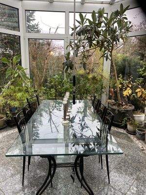 Wintergarten mit Esstisch