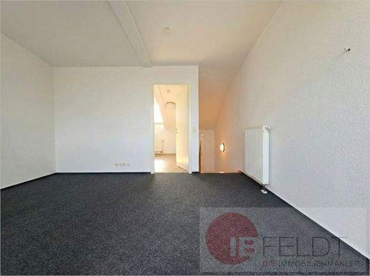 Zimmer 2 mit offener Küche und Terrasse