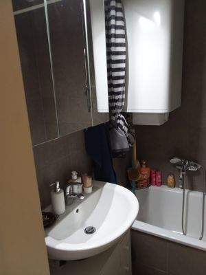 Kleines Badezimmer mit Wanne