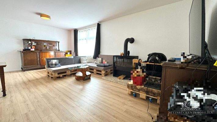 Wohnzimmer mit Kamin