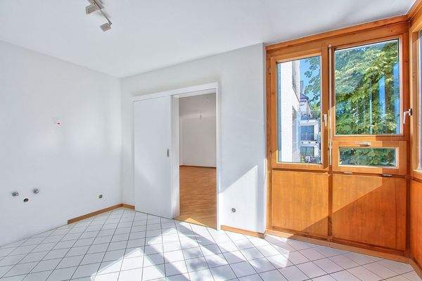 Küche mit Schiebetür zum Wohnzimmer