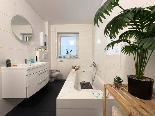 OG Badezimmer: Gönnen Sie sich am Abend ein Entspannungsbad  in der schönen Badewanne