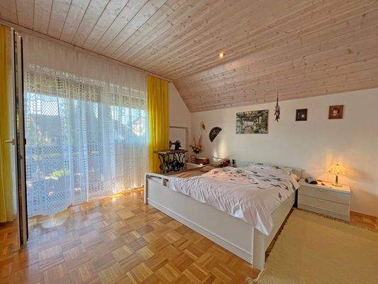 Schlafzimmer mit Balkonzugang