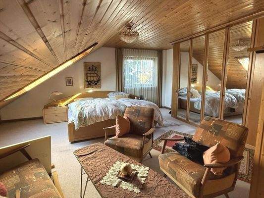 Großes Schlafzimmer im Dachgeschoss