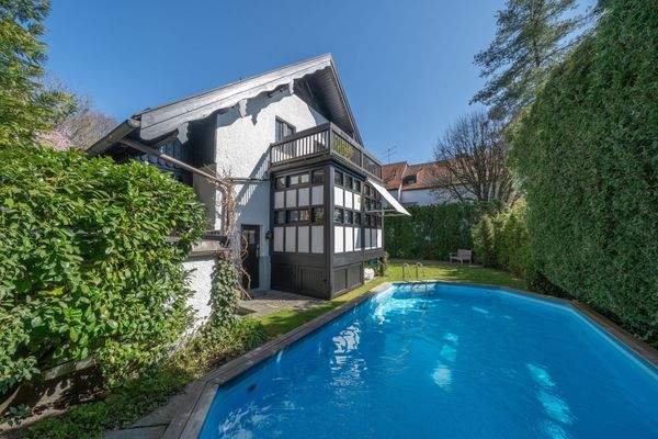 Pool mit idyllischem Garten