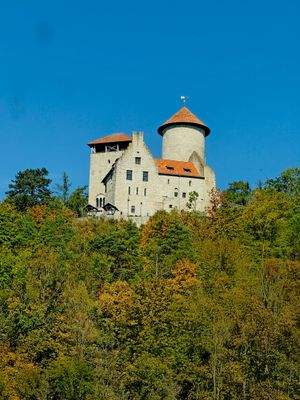 Ausblick aus dem Dachfenster auf die Burg Normannstein