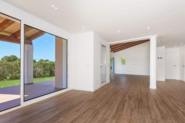 Heller Wohn/Essbereich mit Zugang zum Garten