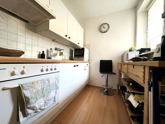Küche mit Fenster und Bestands-EBK