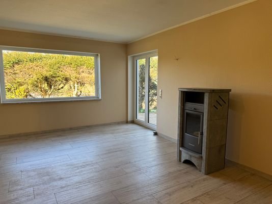 HAUPTWOHNUNG WOHNZIMMER MIT KAMINOFEN