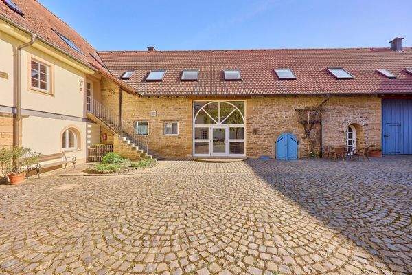 09 Eingang EVentlocation und Gästezimmer.jpg