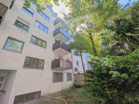 Hausansicht aus dem grünen Innenhof