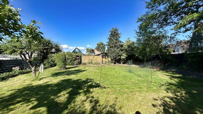 Gartengrundstück mit Obstbäumen