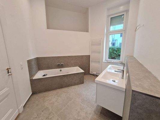 komplett saniertes Bad.jpg