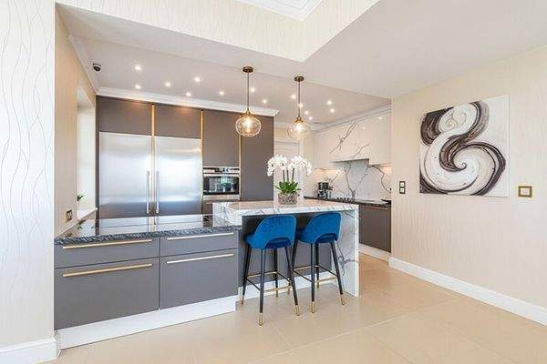 (KI) ... und die offene Küche (KI)