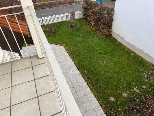 DG - Blick v. Balkon auf Terrasse und Garten