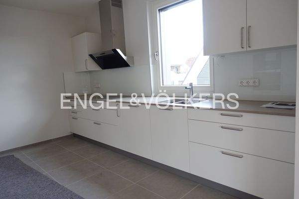 Hochwertige Einbauküche mit zwei Küchenzeilen