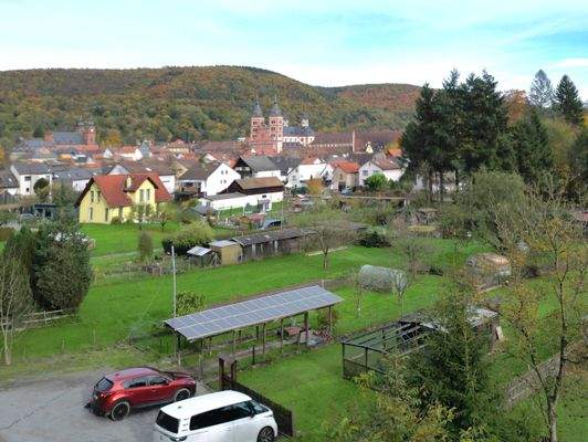 ... zu Ihrem überdachten Carport, auf dem Ihre leistungsstarke Photovoltaik-Anlage sitzt.