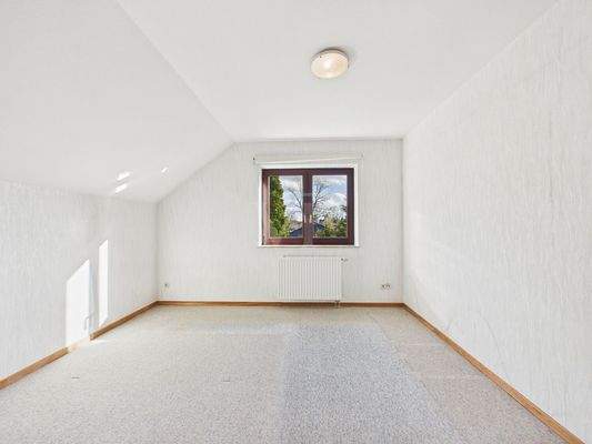 Schlafzimmer mit Ankleide im OG