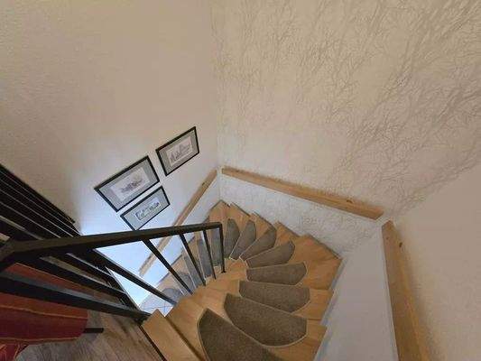 Offene Holztreppe zum Wohnzimmer