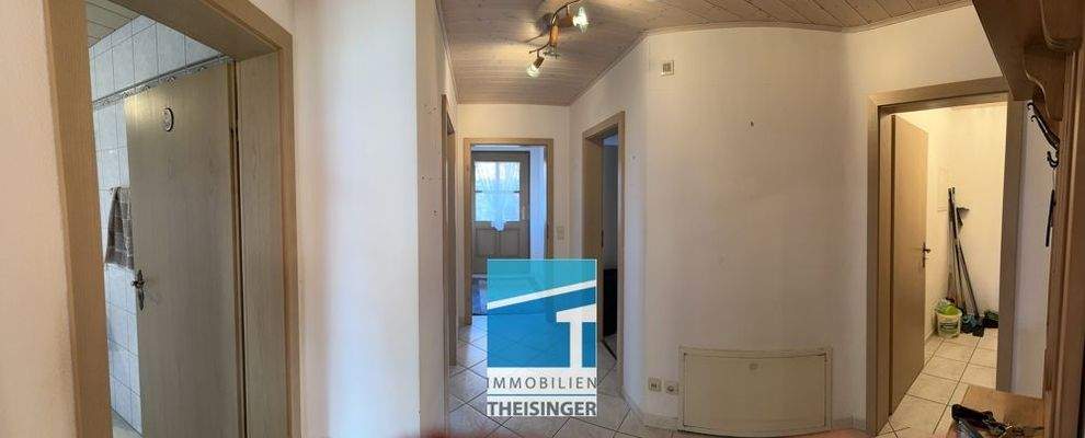 Diele mit den Zugängen in Bad-, Kinderzimmer u. Abstellkammer sowie Eingang