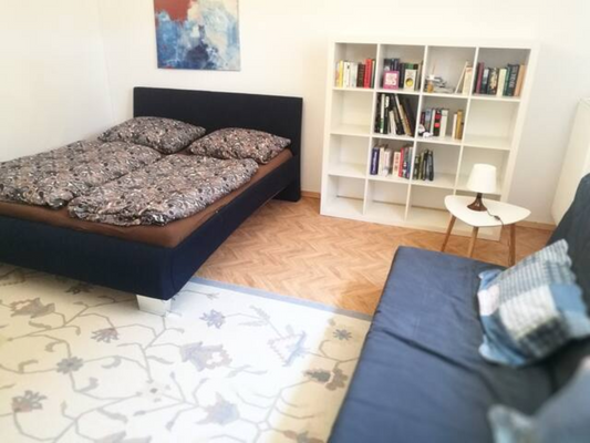 gemütliches Schlafzimmer mit riesigem Doppelbett