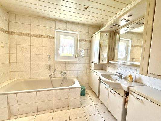 Badezimmer mit Dusche und Wanne