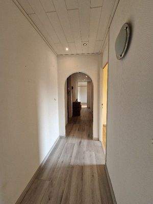 Schmaler Flur mit Rundbogen