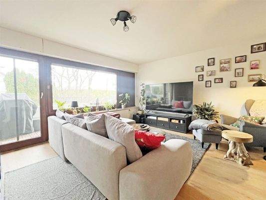 Großzügiger Wohnbereich mit Zugang zum Balkon