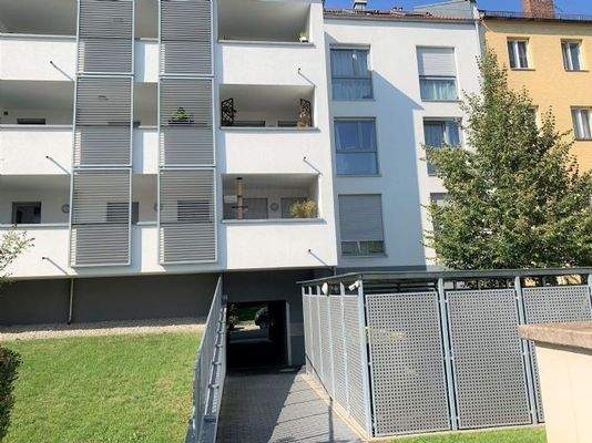 Durchgang zur Gewerbeeinheit