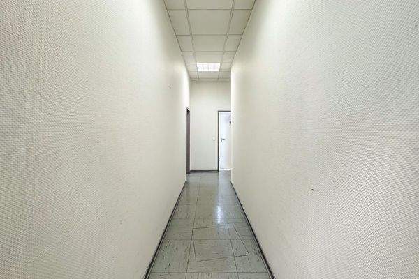 Flur zu Küche und WCs