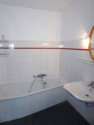 Zweites Bad mit Wanne