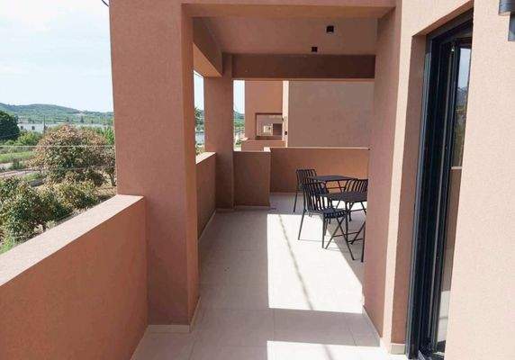 Kreta, Ligides: Großes modernes Haus in der Nähe des Agia-Sees zu verkaufen