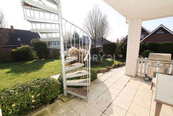 Seitenterrasse mit Zugang zum Balkon