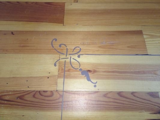 Dielenboden mit Ornamenten im Büro