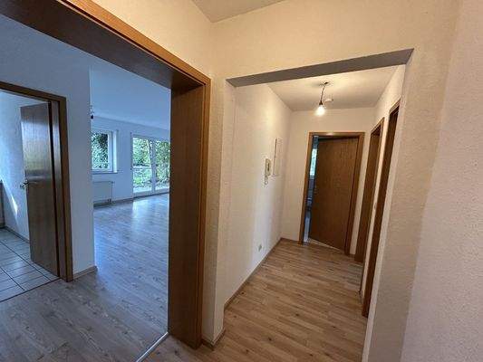 Eingangsbereich und Blick zum Flur und der Küche sowie dem Wohn- und Esszimmer