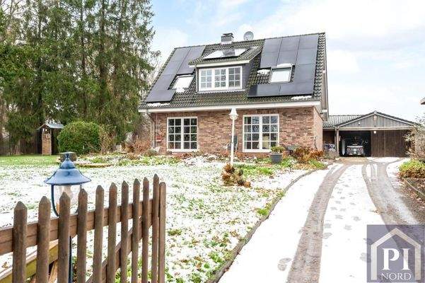 Großzügige Ausffahrt mit Doppelcarport