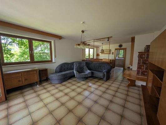 Wohnbereich mit Kachelofen im EG