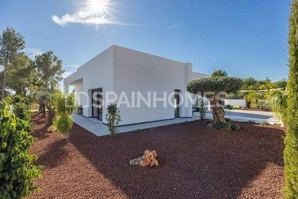 Single-Story Detached Villa in Santa Clara Altea