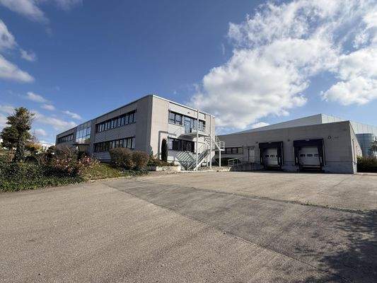 Verwaltungsbebäude mit Produktionshalle