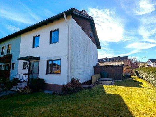 Nordwestansicht des grundsoliden Reiheneckhauses