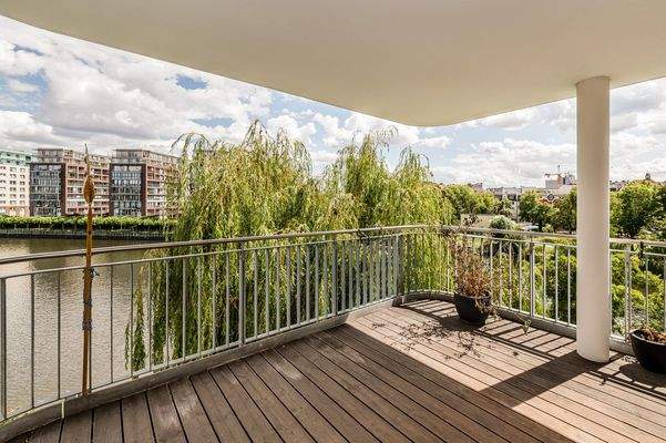 Geräumiger Balkon mit Wasserblick