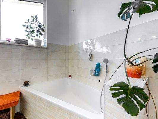 Duschbad Badewanne OG.jpg