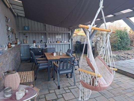 Überdachter Freisitz mit sep. Grill-Ecke 